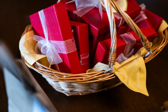 Postres en una ceremonia de Boda, tarta y pastelitos y regalos