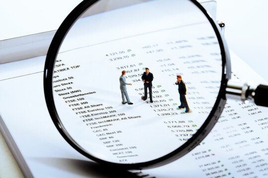 Magnifying glass, quotations sheet and figurines