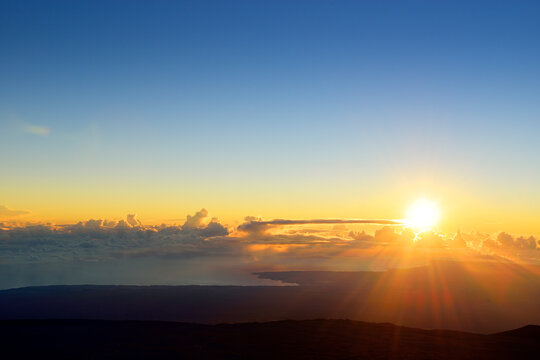 USA, Hawaii, Big Island, Mauna Kea, sunrise over Hilo
