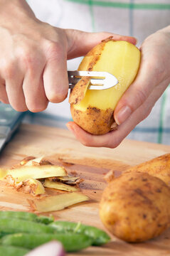 Man peeling potatoes, close-up