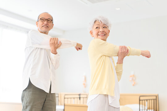 介護施設でストレッチをするシニア男女