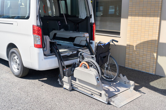 福祉車両のリフト機能と車椅子