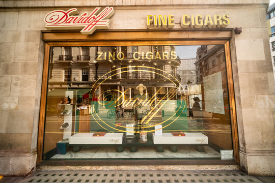 LONDON -  ST JAMES'S JERMYN STREET - Davidoff Fine Cigars luxury cigar retailer