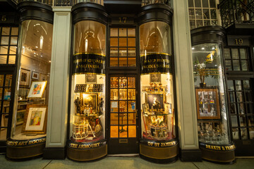 Obraz premium LONDON - PICCADILLY ARCADE ST JAMES'S - The Armoury of St James's militaria model soldiers shopfront