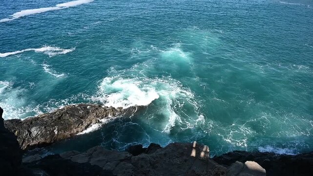 Wellen an einem Felsen vor Fuerteventura