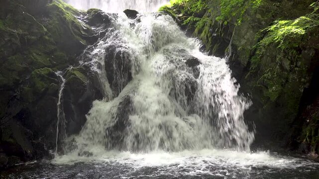 滝の流れ
