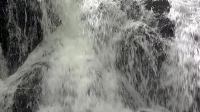 滝の流れ