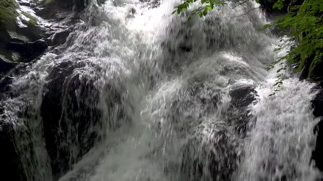滝の流れ