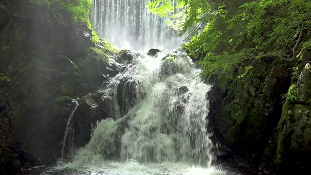 滝の流れ