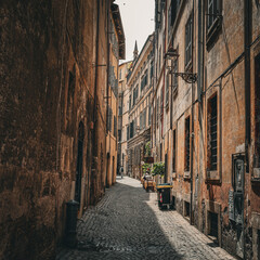Obraz premium Narrow Cobblestone Street in Historic Rome