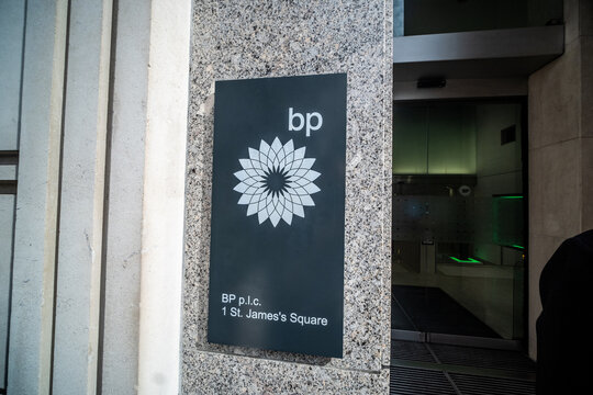 LONDON -  ST JAMES'S SQUARE SW1 - BP p.l.c. headquarters 1 St James's Square corporate entrance