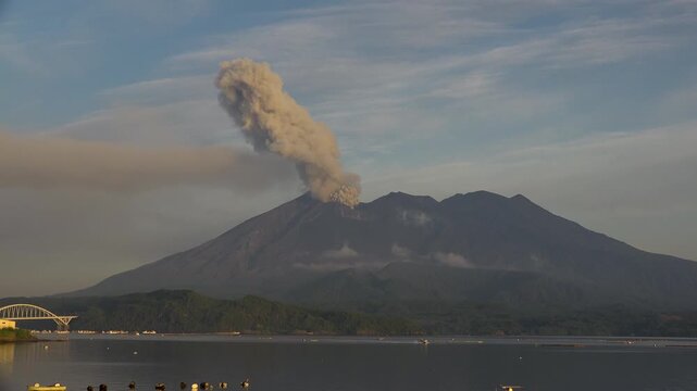 桜島　爆発的噴火の噴煙 タイムラプス