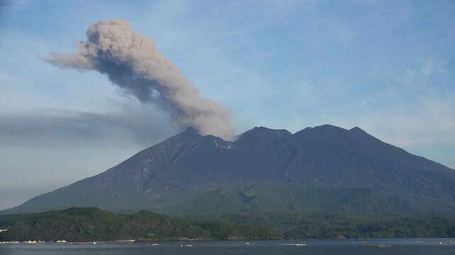 桜島　爆発的噴火の噴煙 タイムラプス