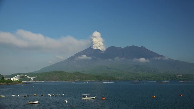 桜島　爆発的噴火の噴煙 タイムラプス