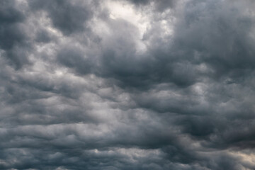Obraz premium a dense layer of dark and heavy storm clouds covers the sky, creating an ominous and dramatic atmosphere.