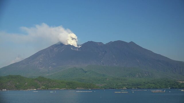 桜島　爆発的噴火の噴煙 タイムラプス