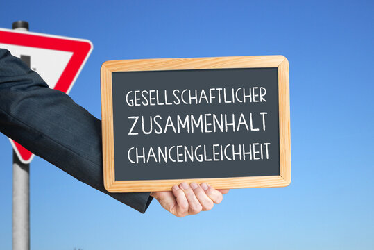 Kreidetafel mit dem Schriftzug &bdquo;Gesellschaftlicher Zusammenhalt, Chancengleichheit&ldquo;.