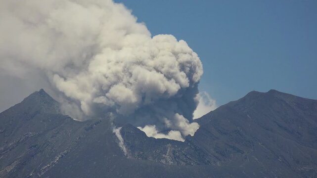 桜島　爆発的噴火の噴煙 タイムラプス