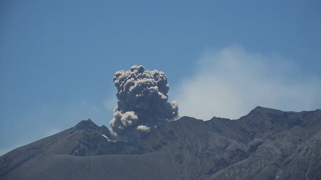 桜島　爆発的噴火の噴煙 タイムラプス