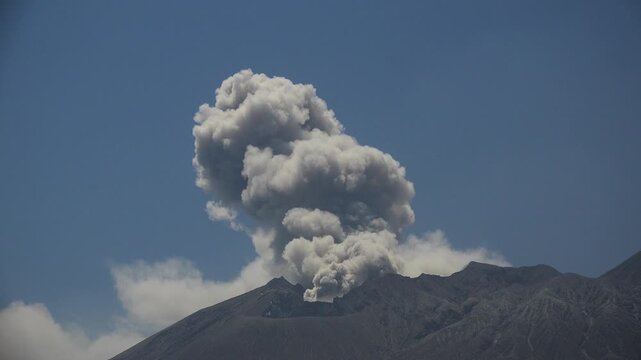 桜島　爆発的噴火の噴煙 タイムラプス
