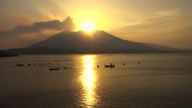 桜島　爆発的噴火の噴煙と夕日 タイムラプス
