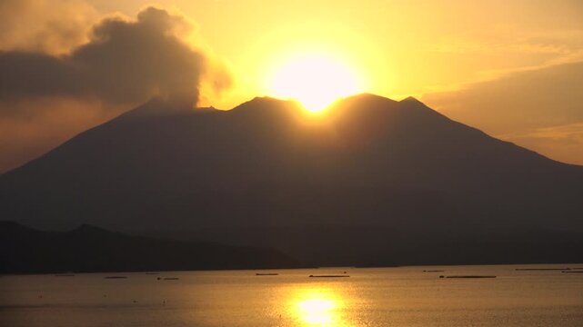 桜島　爆発的噴火の噴煙と夕日