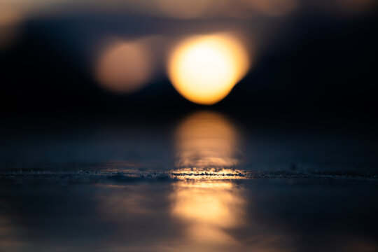 Abstrakter Sonnenuntergang auf Schwarzeis