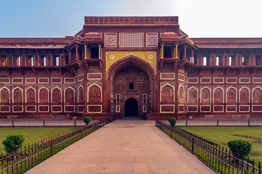 Das Rote Fort in der nordindischen Stadt Agra ist eine Festungs- und Palastanlage aus der Epoche der Mogulkaiser und diente im 16. und 17. Jahrhundert mit Unterbrechungen als Residenz der Moguln. 