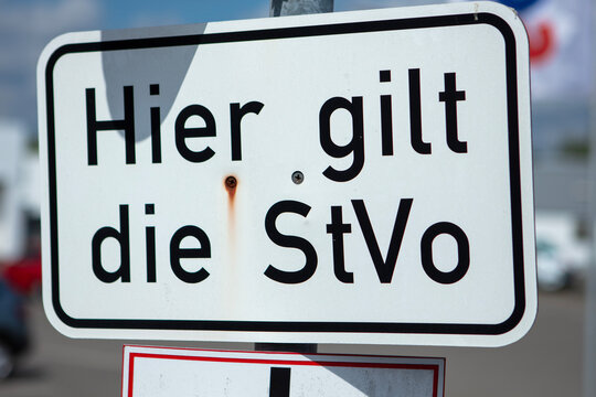 German road sign with the words "Hier gilt die StVO", sunny day.
