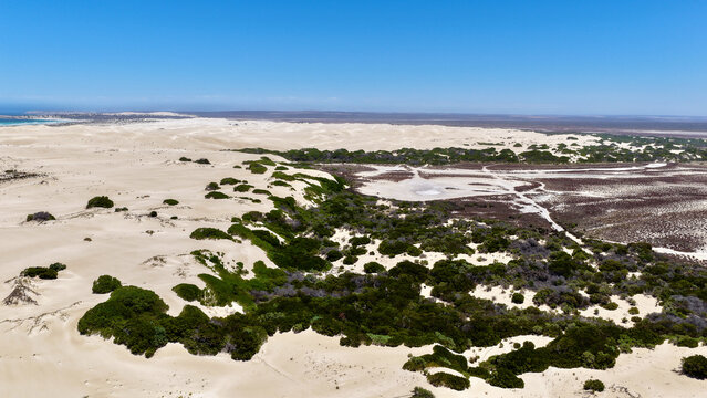 Scott Bay, Fowlers Bay, South Australia &ndash; 4K aerial drone view of Great Australian Bight coastline, turquoise ocean, sand dunes, jetty, white sand beach and limestone cliffs