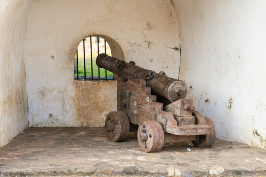 View of an ancient iron cannon on a wooden carriage inside a stone alcove at the historic Galle Fort in Galle, Southern Province, Sri Lanka.