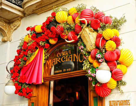 Casa Marciano bar restaurante de Sevilla decorado con farolillos de papel y flores rojas para la Feria de Abril. Feria de Sevilla. Ciudad alegre, festiva y llena de color. Fiesta en Sevilla