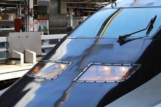 新大阪駅に停車する700系新幹線のライト
