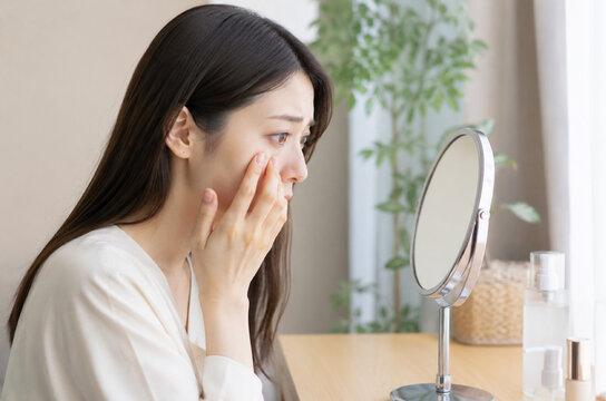 女性　目の下のクマ