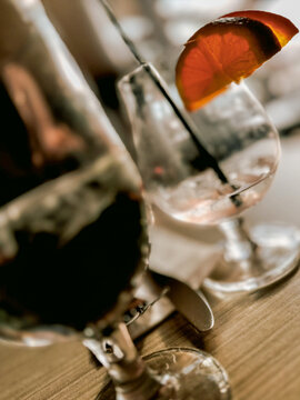 Cocktail dans un verre vide avec une paille sur une table en bois dans un bar
