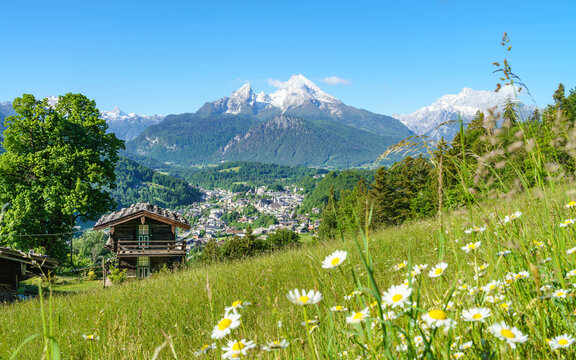Blick auf Berchtesgaden und Watzmann in den Berchtesgadener Alpen