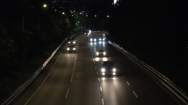 Dynamic flow of cars turning a curve on a broad one-way metropolitan highway at night