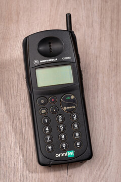 Motorola MicroTAC 600 GSM vintage mobile phone with Omnitel branding, 1995