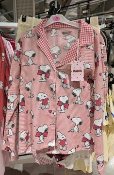 Camisa de pijama con m&uacute;ltiples ilustraciones de Snoopy de Peanuts, abrazando corazones o con un gran lazo, en tienda Primark de Madrid, Espa&ntilde;a, 3 de abril de 2026