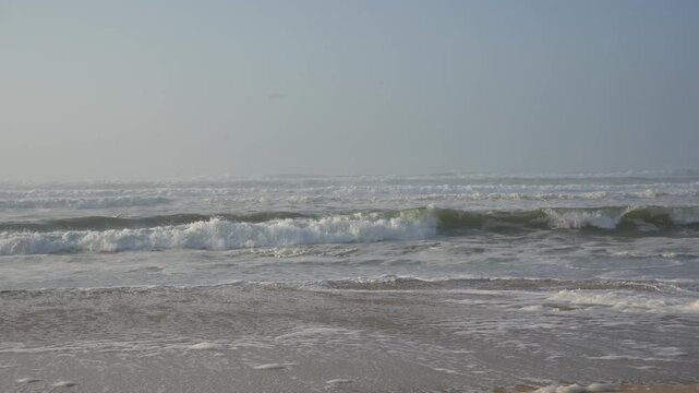 Vagues de l&rsquo;oc&eacute;an sur la plage de Soustons dans le sud-ouest de la France