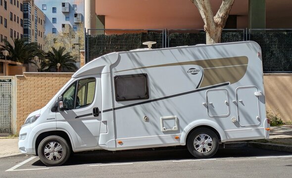 Vista lateral de autocaravana Carado con en un chasis de Fiat Ducato aparcada en una calle de Madrid, Espa&ntilde;a, 3 de abril de 2026