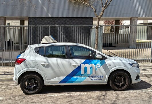 Autom&oacute;vil de la autoescuela Montero Espinosa aparcado en una calle de Madrid, Espa&ntilde;a, 3 de abril de 2026