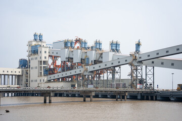 Obraz premium Panoramic view of large industrial conveyor equipment at the port terminal