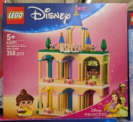Obraz premium Caja Lego Princesas Disney con mini castillo de Bella y Tiana en una tienda Carrefour, Madrid, España, 4 de abril de 2026
