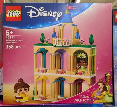 Caja Lego Princesas Disney con mini castillo de Bella y Tiana en una tienda Carrefour, Madrid, Espa&ntilde;a, 4 de abril de 2026