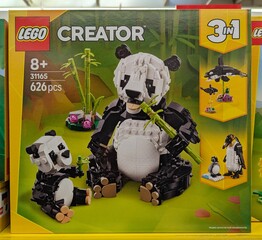Obraz premium Caja Lego Creator de animales con crías: oso panda, pingüino y ballena orca, en una tienda Carrefour, Madrid, España, 4 de abril de 2026