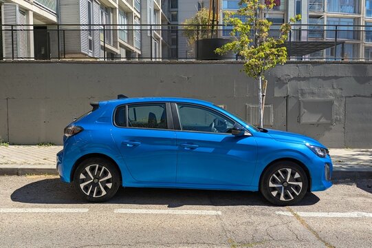 Vista lateral de un autom&oacute;vil  Peugeot 208 Allure aparcado en una calle de Madrid, Espa&ntilde;a, 4 de abril de 2026