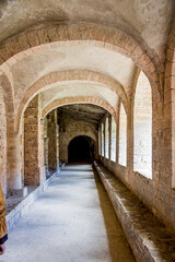 Fototapeta premium Le cloître de l'Abbaye de Gellone e Saint-Guilhem-le-Désert dans l'Hérault en France