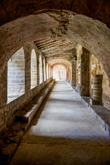 Fototapeta premium Le cloître de l'Abbaye de Gellone e Saint-Guilhem-le-Désert dans l'Hérault en France