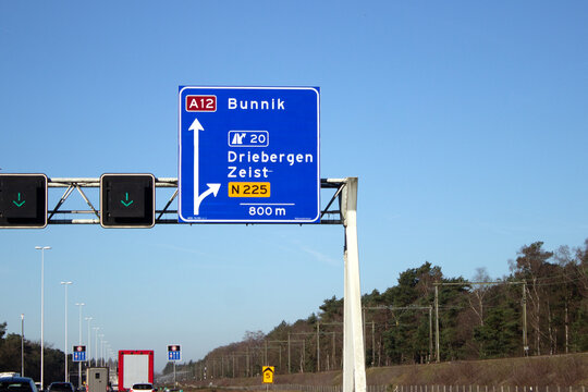 Autobahntafel, Niederlande, Autobahn A12, E35, Ausfahrt 20, Driebergen und Zeist in Richtung Den Haag